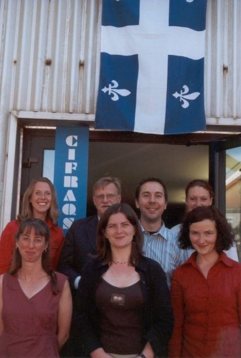 Besuch von Denis Bédard im Cifraqs 2006: MitarbeiterInnen der Professur vor dem Gebäude Zeunerstraße 1c.