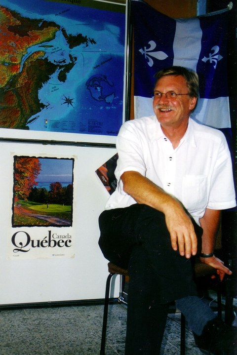 Kanada-Québec-Woche am Cifraqs 2003: Prof. Kolboom inmitten der Ausstellung.