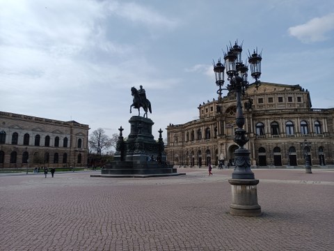 Der Theaterplatz vor der Dresdner Semperoper mit dem König-Johann-Denkmal
