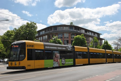 SLK Wiener Straße 48 mit Straßenbahn