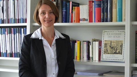 Das Foto zeigt Frau Prof. Dr. Roswitha Böhm vor dem Bücherregal in ihrem Büro auf der Wiener Straße 48, Raum 4.06.