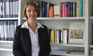 Das Foto zeigt Frau Prof. Dr. Roswitha Böhm vor dem Bücherregal in ihrem Büro auf der Wiener Straße 48, Raum 4.06.