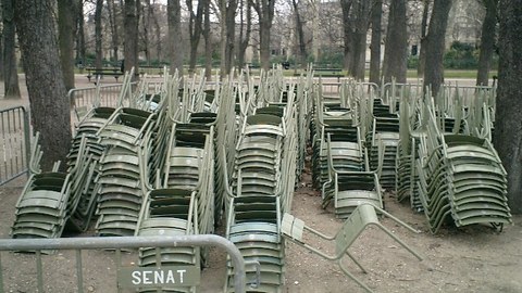 Übereinandergestapelte  Stuhlreihen im Jardin du Luxembourg, Paris