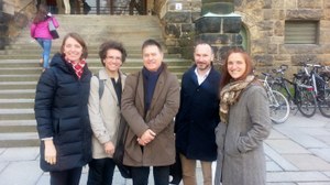 Das Foto zeigt von links nach rechts: Prof. Dr. Roswitha Böhm, Matthias Kern, Fouad Laroui, Dr. Torsten König, Dr. Susanne Ritschel, nach dem Gastvortrag von Dr. Fouad Laroui vor dem Schumann-Bau der TU Dresden am 28. April 2016.