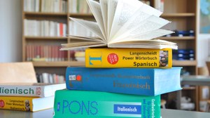 Wörterbücherstapel Romanistik