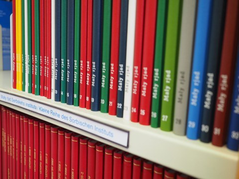 Bücherregal mit Ausgaben der Kleinen Reihe des Sorbischen Instituts