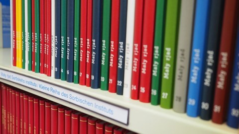 Bücherregal mit Ausgaben der Kleinen Reihe des Sorbischen Instituts