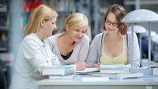 Studenten in der Bibliothek