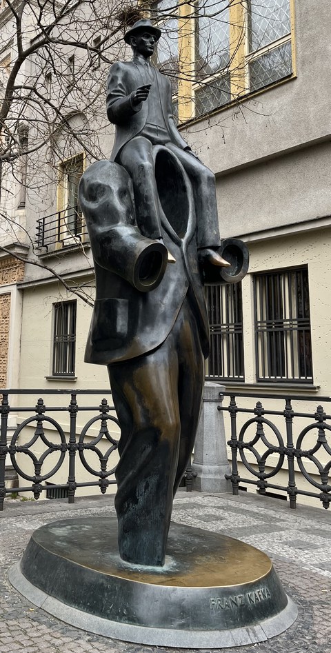 Franz-Kafka-Denkmal in Prag von Jaroslav Róna (2003)