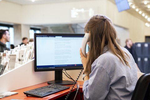 Foto einer Mitarbeiterin am SCS-Servicepoint der TU Dresden beim telefonieren