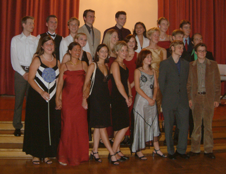 Foto der Alumni des Jahrgangs IB 2000 (2003)
