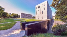 Außenansicht der Sächsischen Landes- und Universitätsbibliothek. Am rechten Bildrand erkennt man den Vorplatz und den Haupteingang. Im Zentrum steht aber die große Grünfläche auf dem Dach der SLUB zwischen den beiden Hauptgebäuden.