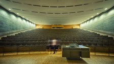 Hörsaal im Hörsaalzentrum der TU Dresden. Im Vordergrund steht das Sprecherpult. Im Hintergrund befinden sich die Bankreihen.