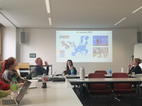 Personen im Seminarraum bei einem Vortrag  zum Thema Brexit