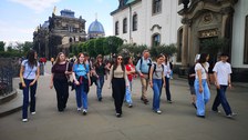 Gruppe Studierender auf Stadtrundgang in Dresden
