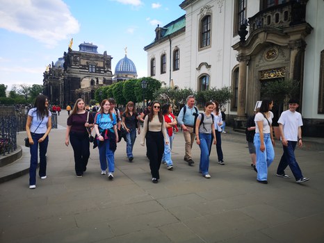 Gruppe Studierender auf Stadtrundgang in Dresden