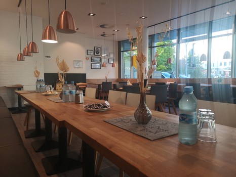 Ein gedeckter Tisch in einem Cafe
