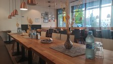 Ein gedeckter Tisch in einem Cafe
