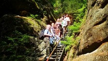 Personen auf einer Metallleiter in der Heiligen Stiege