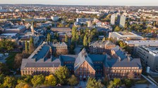 Luftaufnahme vom Fritz-Foerster-Bau der TU Dresden. Im Hintergrund kann der umliegende Campus gesehen werden.