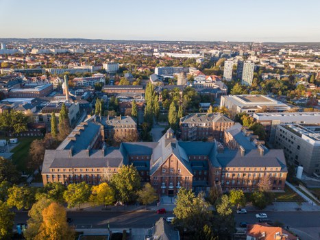 Luftaufnahme vom Fritz-Foerster-Bau der TU Dresden. Im Hintergrund kann der umliegende Campus gesehen werden.