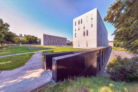 Außenansicht der Sächsischen Landes- und Universitätsbibliothek. Am rechten Bildrand erkennt man den Vorplatz und den Haupteingang. Im Zentrum steht aber die große Grünfläche auf dem Dach der SLUB zwischen den beiden Hauptgebäuden.