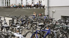 Außenansicht der "Alten Mensa" der TU Dresden. Im Vordergrund befinden sich viele Fahrräder.