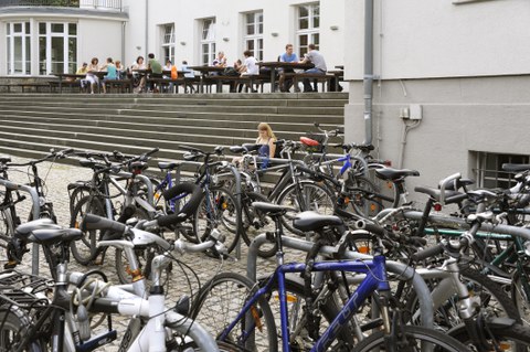 Außenansicht der "Alten Mensa" der TU Dresden. Im Vordergrund befinden sich viele Fahrräder.