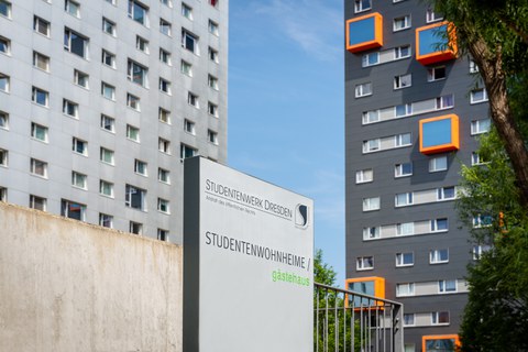 Schild auf dem steht "Studentenwohnheime/gästehaus" vor den Wohnheimen am Fritz-Förster-Platz