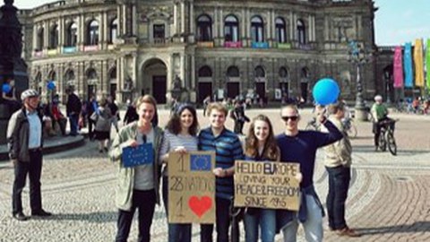 Foto einiger Studierenden vor der Semper-Oper auf einer Umwelt-Demonstration