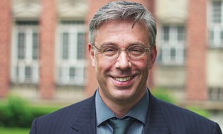 Portraitfoto von Stefan Robel