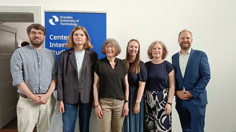 Preisträgerinnen, Betreuer:in, Preisstifterin und Direktor ZIS