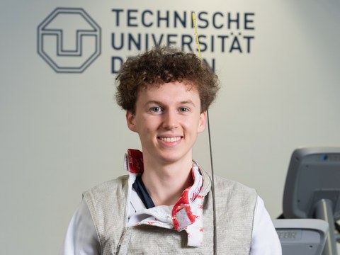 Portraitfoto von Laurenz Rieger in Fechtkleidung mit Florett