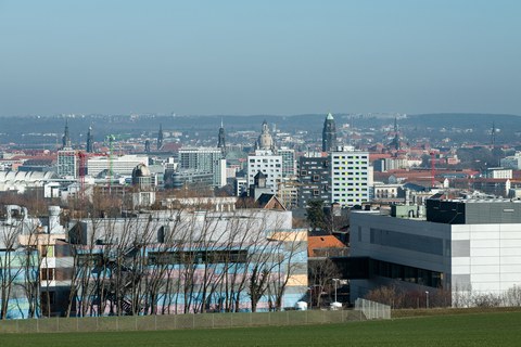  Das Bild zeigt das Panorama des dresdner Campusgeländes aus der Ferne