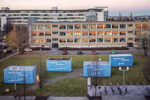 "StartupCubes" der TU Dresden. Vier blaue Container, in denen ausgewählte Personen an ihren neuen Projekten arbeiten können