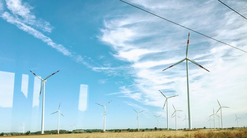 Windturbinen entlang der Bahnlinie