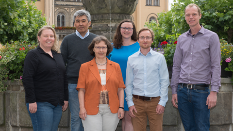 Foto mit dem sechsköpfigen Team der Professur für Ökosystemare Dienstleistungen, das vor einem Brunnen steht, der mit Blumen bepflanzt ist.
