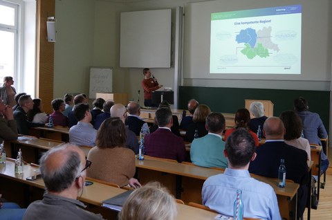 Simon Eichentopf präsentiert erste Projektergebnisse von ERNILAC beim Alumnitreffen des IHI Zittau