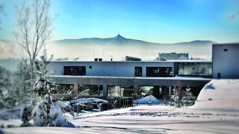 Winterliche Ansicht des Campus der TU Liberec, im Hintergrund der Jeschken