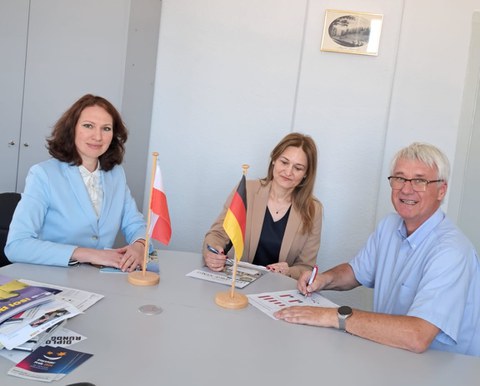 Prof. Thorsten Claus, Direktor des IHI Zittau, empfängt Prof. Skąpska und Prof. Makovoz zum Kooperationsgespräch in seinem Büro.