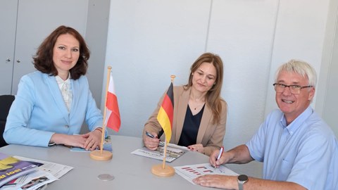 Prof. Thorsten Claus, Direktor des IHI Zittau, empfängt Prof. Skąpska und Prof. Makovoz zum Kooperationsgespräch in seinem Büro.