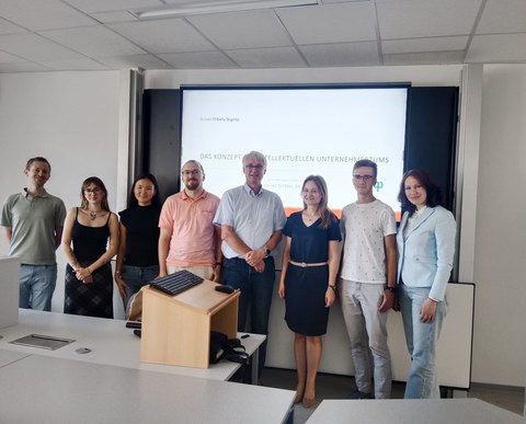 Prof. Skąpska bei ihrem Vortrag zusammen mit Prof. Claus, Prof. Makovoz sowie Studierenden und wissenschaftlichen Mitarbeitern des IHI Zittau