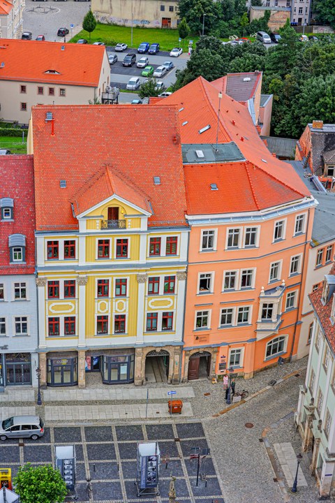 Blick von einem Turm auf das Hauptgebäude des IHI Zittau sowie das Nachbargebäude.