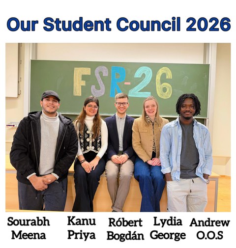 Der Fachschaftsrat des IHI Zittau vom Januar 2026. Die Mitglieder sitzen vor einer Tafel mit der Aufschrift FSR26