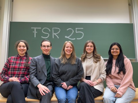 Die studentischen Vertreterinnen und Vertreter des Fachschaftsrates des IHI Zittau im Jahr 2025. Die fünf Studierenden sitzen vor einer Tafel mit der Aufschrift "FSR 25"