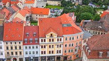 Blick vom Turm der Johanniskirche auf den Zittauer Markt mit den Barockfassaden. Zu sehen ist auch das Hauptgebäude des IHI Zittau