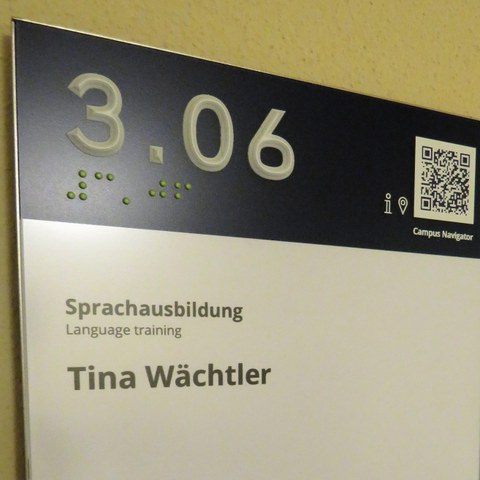Bürotür des Büros Deutsch als Fremdsprache, Schild, auf dem die Aufschrift Raum 3.06 zu erkennen ist.