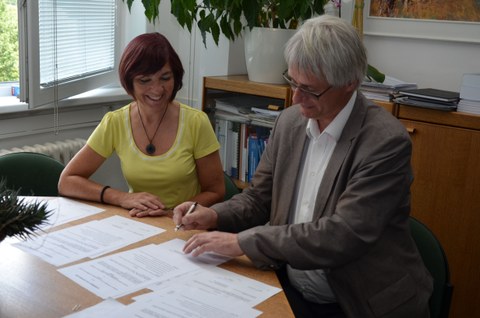 Dekanin Provaznikova und Direktor Claus bei der Unterschrift