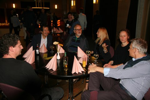 Alumnitreffen im Theaterfoyer