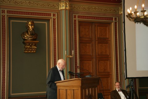 Prof. em. Horst Steinmann bei seinem Vortrag